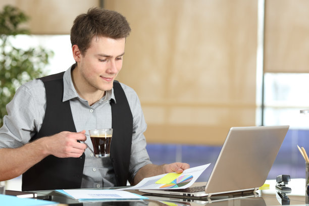 执行检查图表报告喝咖啡图片下载