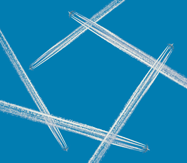 蓝天背景下的五架喷气式飞机。图片下载