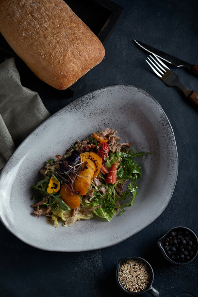 深色背景下的烤鸭、草莓和芒果沙拉，低调。食物照片的概念。餐厅食品，社交网络食品广告图片下载