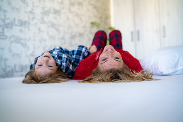 妈妈和儿子在床上颠倒图片下载