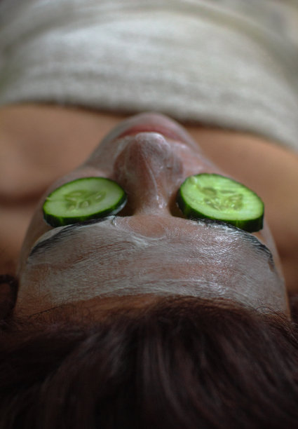 天然美容护理:用有机抗衰老面膜和黄瓜来处理黑眼圈。图片下载