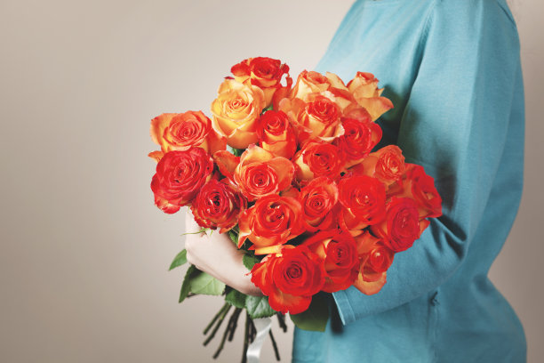 女人手捧鲜花捧花束图片下载
