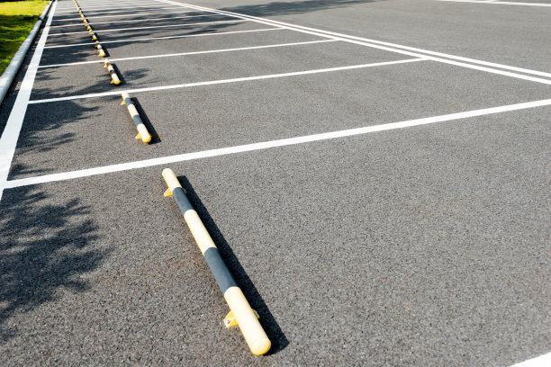 城市街道上的一个空停车场图片下载