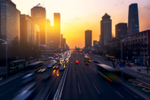 城市夜间高峰时段的交通状况图片下载