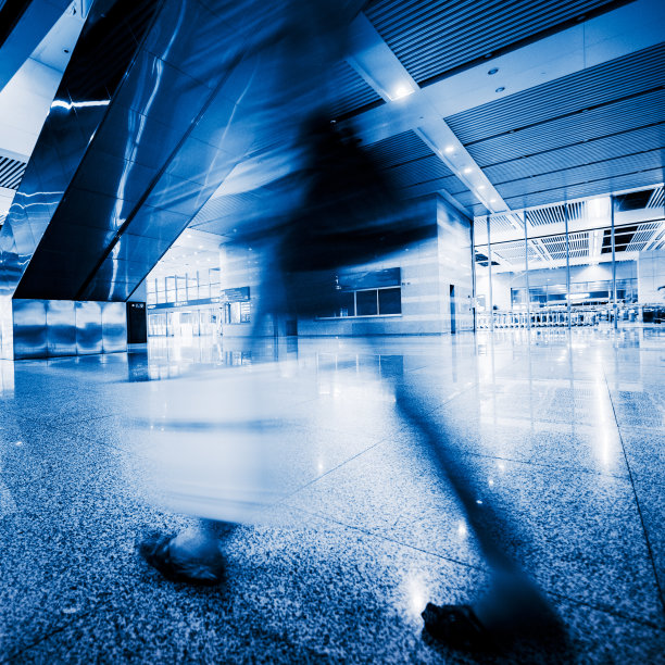 机场乘客挤在人群中行走图片下载