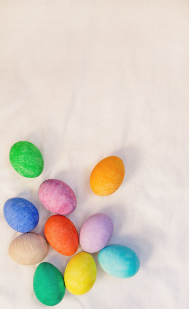 平躺复活节构图与彩色蛋在一个白色的背景图片下载