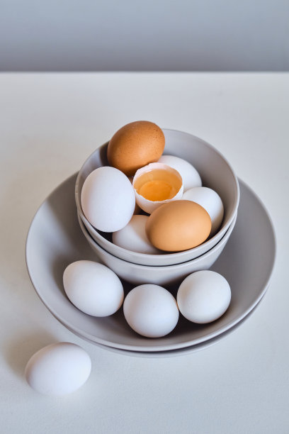 在极简的盘子里放鸡蛋。艺术照片，白色桌子上的生鸡蛋。天然有机农产品。为复活节假期做准备。厨房艺术，菜肴菜肴。生料烹调食用图片下载