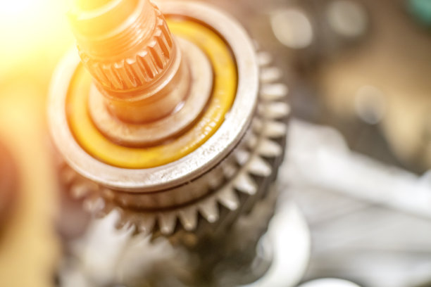 汽车变速箱的齿轮合上了。照片与照明，光图片下载