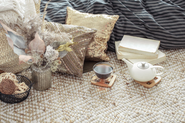 一个茶壶和一杯茶在一个舒适的家庭内部的桌子上。图片下载