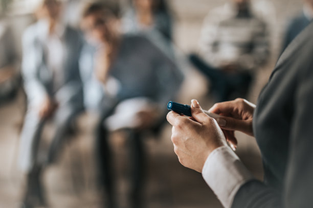 近距离的女性演讲者拿着毡尖笔在办公室演讲。图片下载