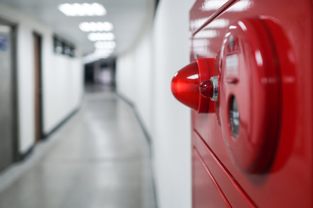 避免火灾的警铃和警告灯。近距离看消防栓，背景是走廊。图片下载