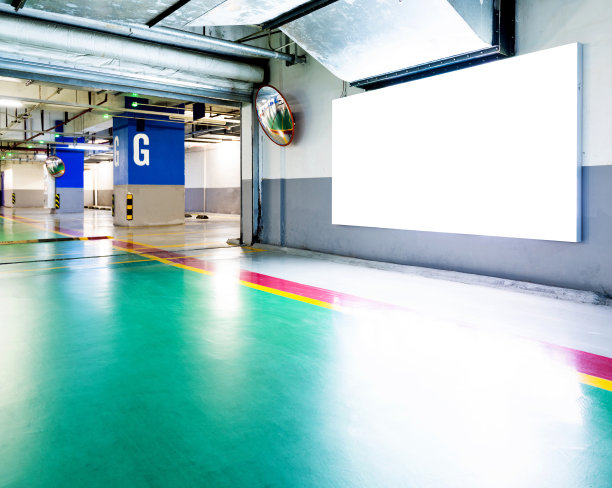 停车场墙上的空白广告牌图片下载