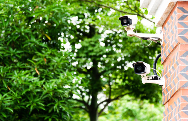 住宅楼墙上的监控摄像头图片下载