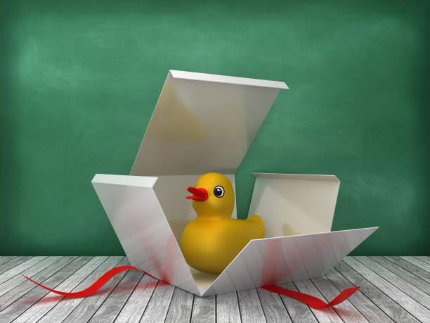 礼品盒与橡皮鸭在黑板上的背景- 3D渲染图片下载