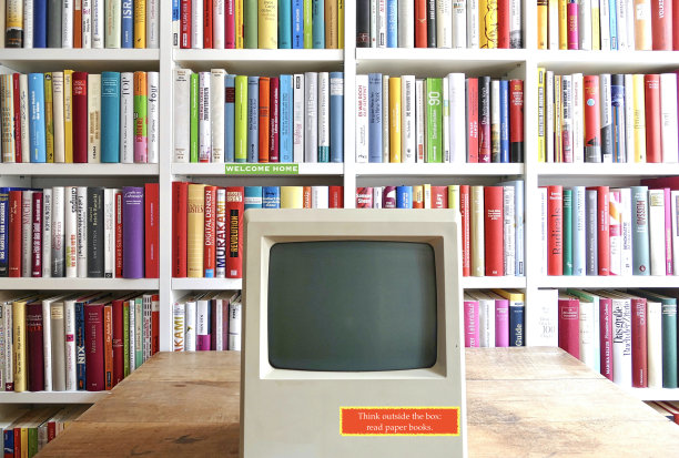 欢迎回家理念:跳出思维定式:阅读纸质书籍。图片下载