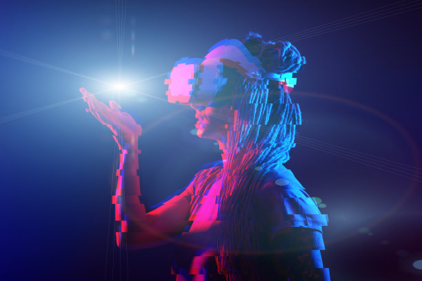 女人正在使用虚拟现实头盔。霓虹灯工作室肖像。带有小故障效果的图像。图片下载