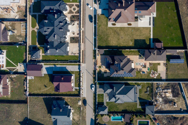 屋顶上有花园和太阳能板的新房子图片下载