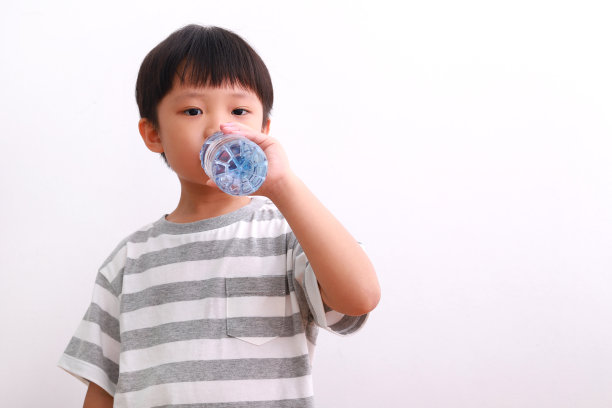 白色背景下的小男孩拿着饮用水图片下载