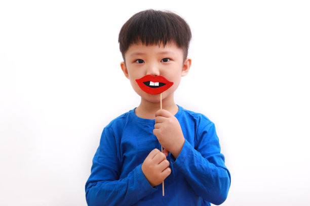 有嘴唇的亚洲小男孩图片下载