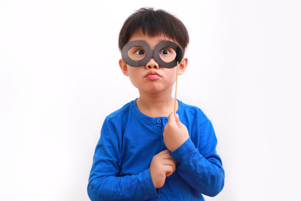 带着眼睛道具的小男孩的肖像图片下载