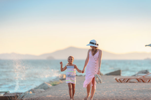 年轻的母亲和她的女儿在散步的小巷图片下载