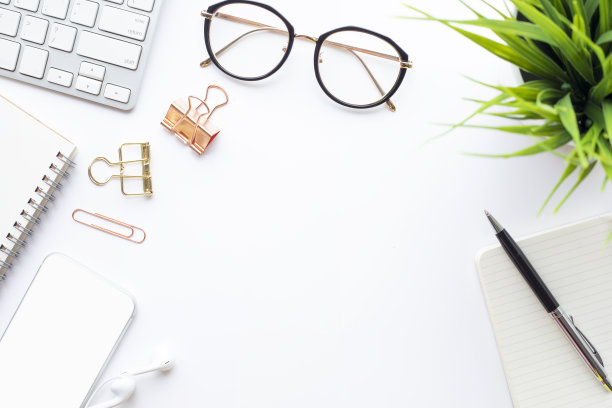 俯视图的办公桌桌子与现代配件。平面设计。商业和技术概念图片下载