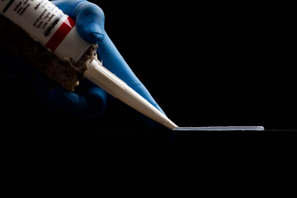 在一般和工业应用中，工匠佩戴使用硅树脂粘合剂的手套。图片下载