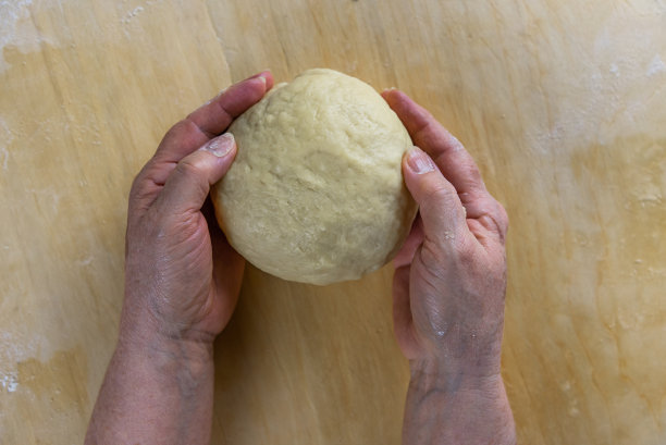 祖母的手握着面团图片下载