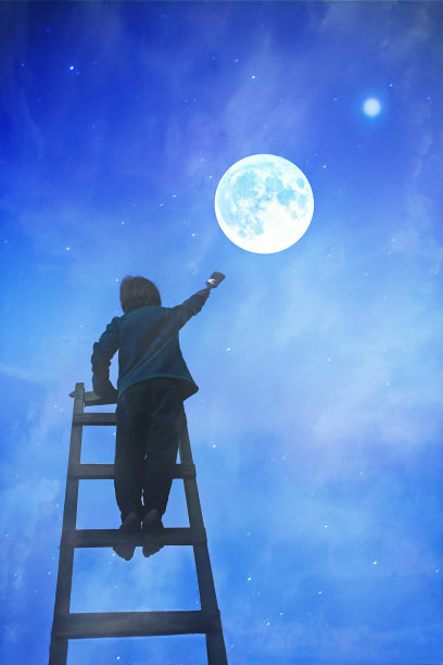 可爱的小男生，攀爬后，在天上画星星图片下载