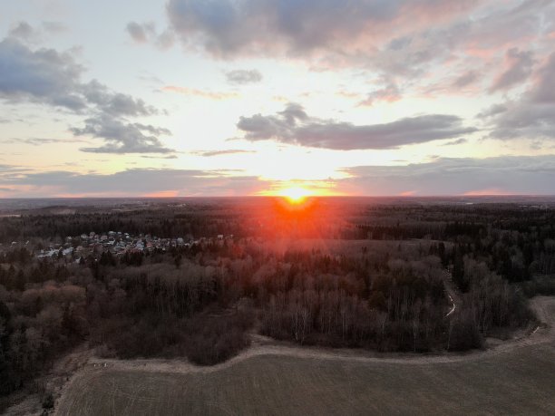鸟瞰图日落时美丽的云全景。这是一架无人机从高空拍摄的日落余晖中的云朵图片图片下载