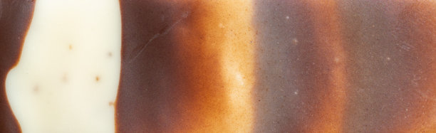 白巧克力和棕巧克力。纹理或背景图片下载