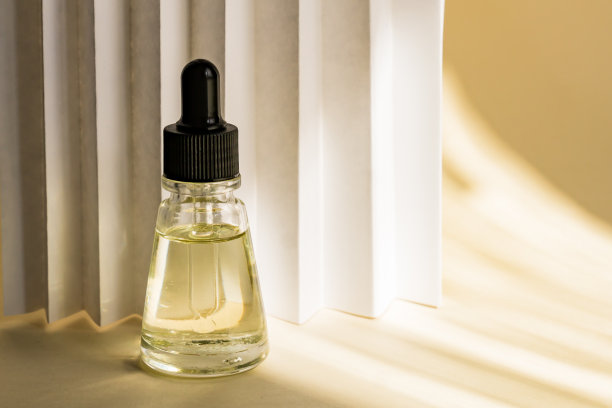 空白包装透明玻璃血清瓶与化妆品设计模型的蜡笔纸背景必不可少。图片下载