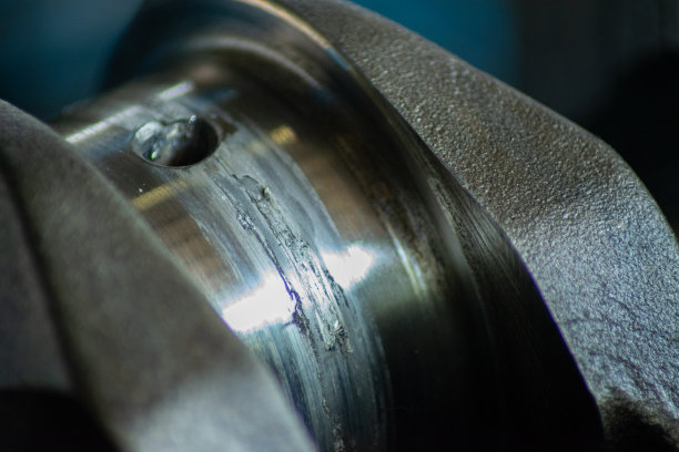 发动机曲轴检查。图片下载