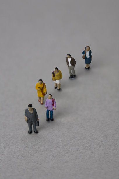 人们在灰色背景下排队图片下载