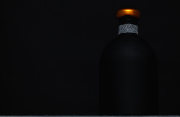 空的豪华黑杯威士忌…图片下载