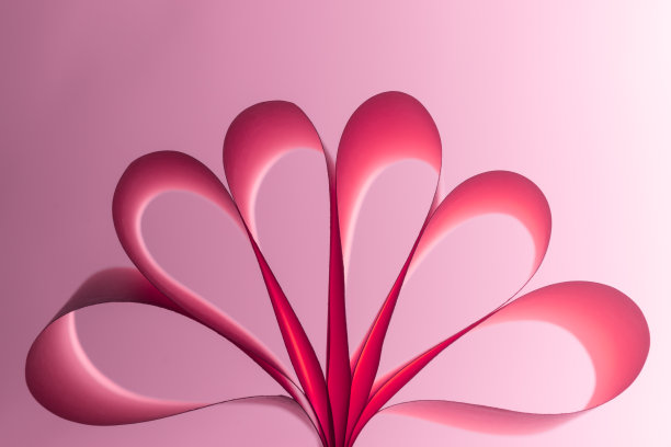 纸张抽象形状在粉红色的背景。剪纸的几何图案形状。图片下载