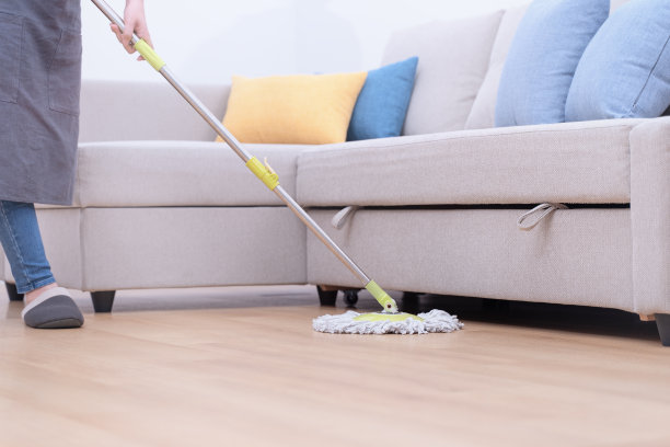 拖地板。年轻女子在家里用拖把清洗木地板，清洁设备，概念抗菌，预防病毒。图片下载