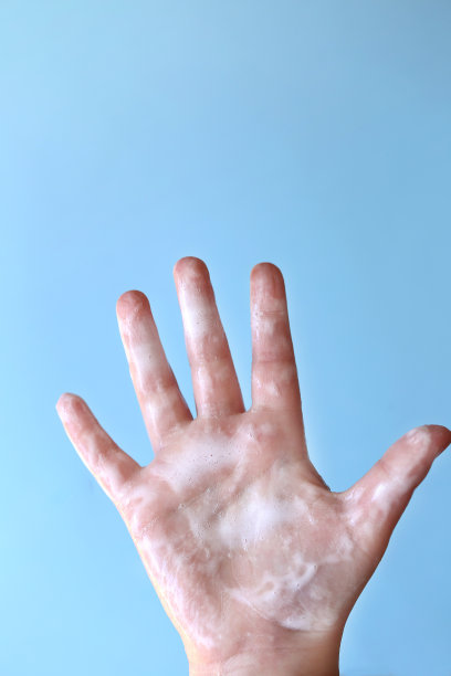 清白的概念。卫生和健康。洗手。冠状病毒疫情警告。孩子们的手在肥皂泡沫中的特写图片下载