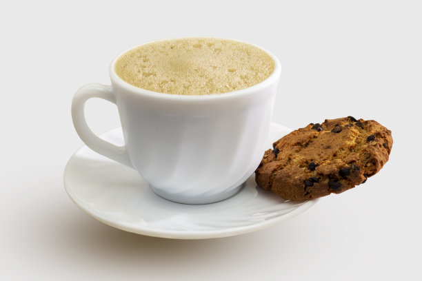 早晨杯咖啡和饼干碟，孤立在白色背景图片下载
