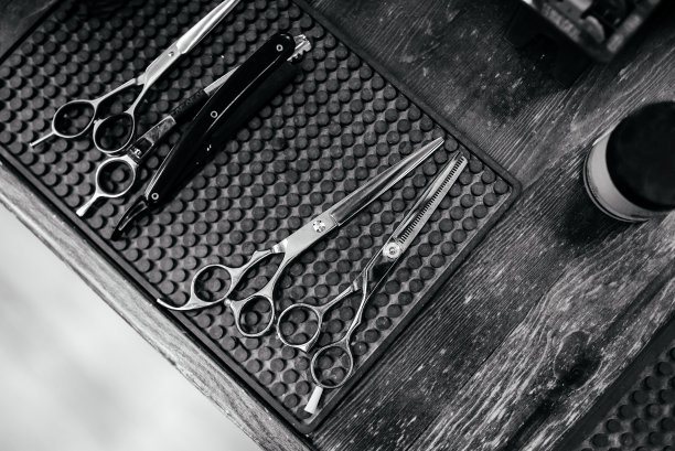 老式理发剪刀，黑色和白色风格图片下载