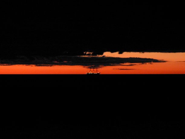 地平线上的船图片下载