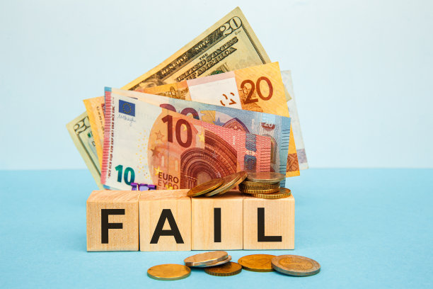 各种钞票背景木方上写错的字。图片下载