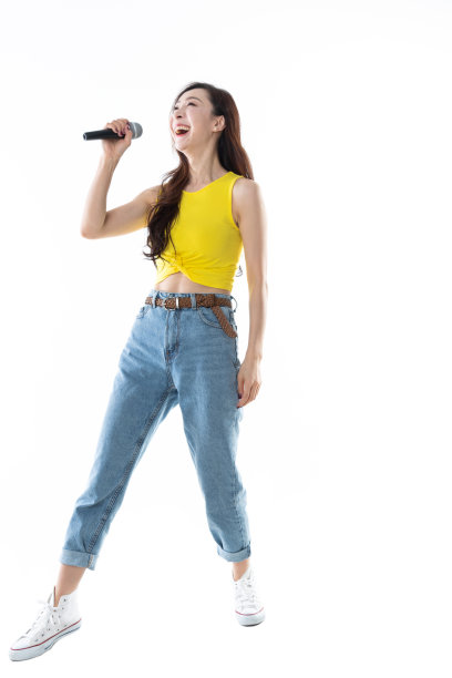 在白色背景上唱歌的快乐女人图片下载