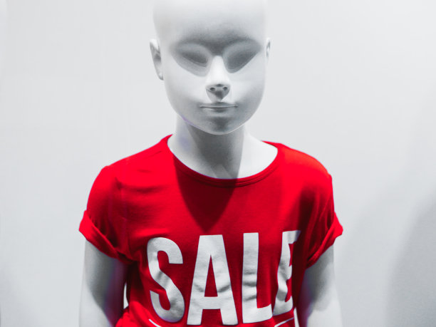 女模特在一个商店的橱窗上题字出售的背景图片下载