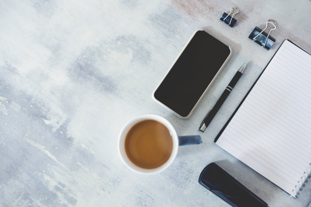 商务桌与办公用品在白色的木材背景。图片下载