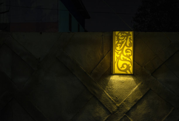 黄色户外灯在夜间时间图片下载