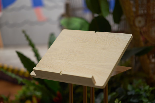 木制手工板站在商店前面图片下载