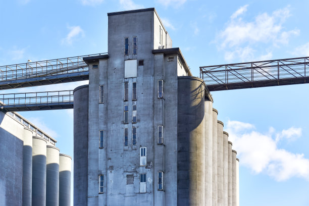 蓝天下的旧工业建筑图片下载