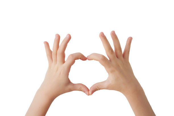 孩子的手，十指交叠在心间。这是爱和友谊的象征。隔离图片下载