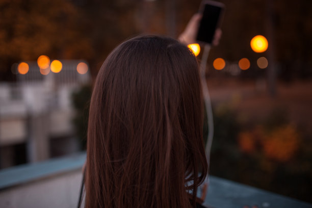 一名年轻女子在度假时自拍图片下载